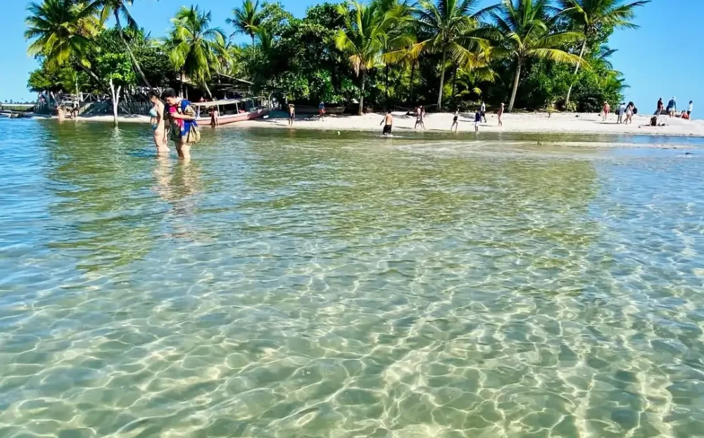 Passeio de lancha na Ilha da Pedra Furada, um dos destinos paradisíacos da Península de Maraú, Bahia.